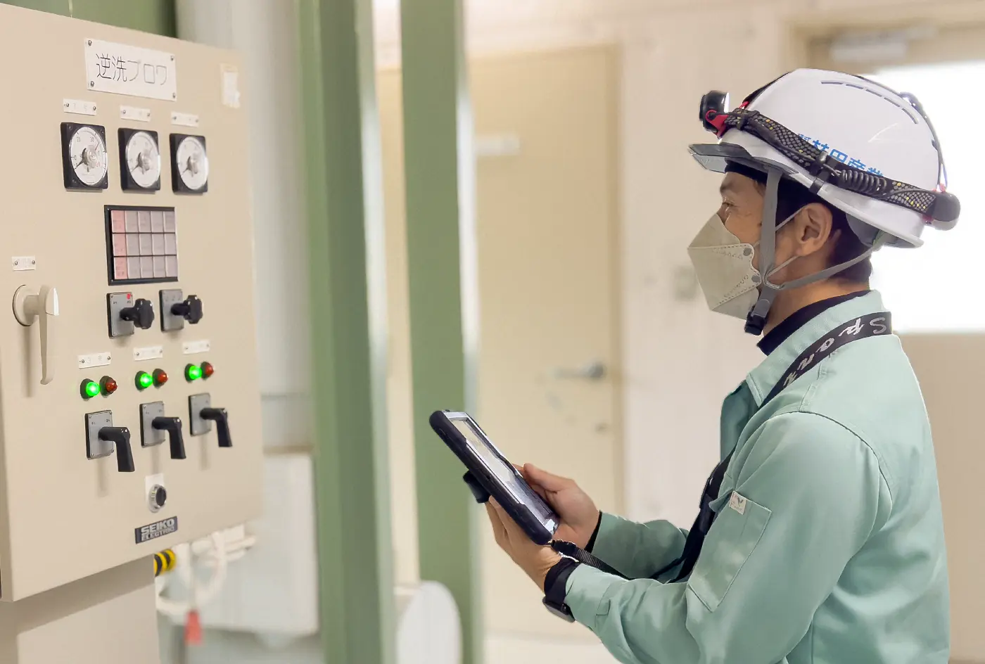 株式会社林田産業の定期保全保全管理システムモニプラットを使っている様子