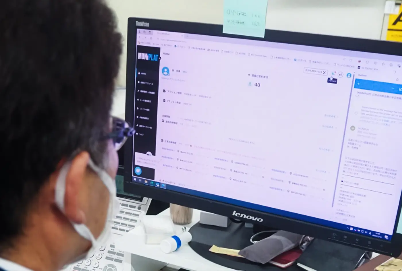 住商メタルワン鋼管株式会社の定期保全保全管理システムモニプラットで記録の保存と共有を管理している様子