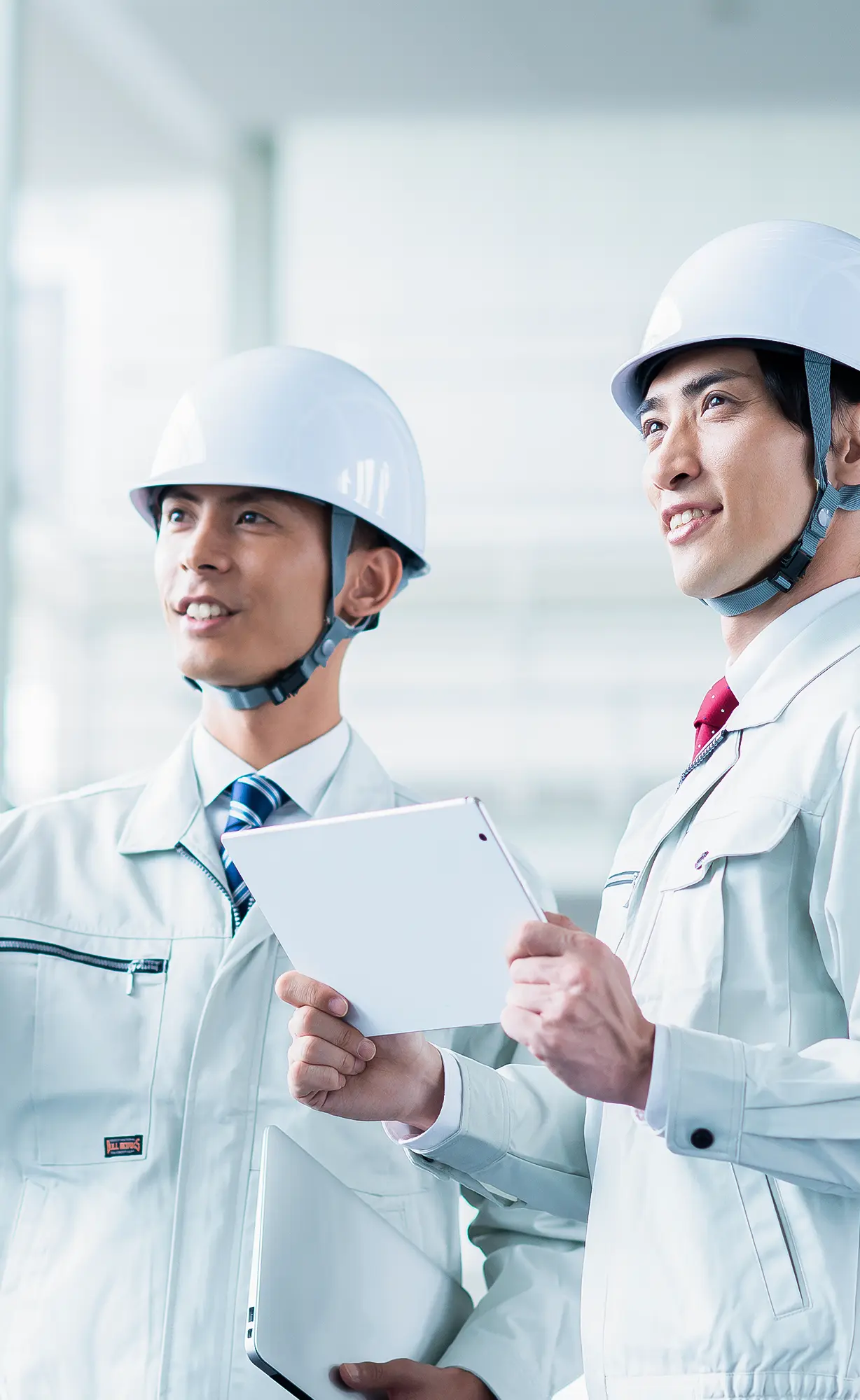 定期点検を行う現場作業員2名